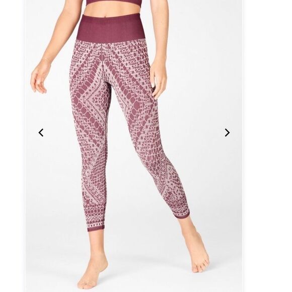 NWT! Fabletics High-Waisted Seamless Lace Capri Workout Gym Leggings - Picture 4 of 8